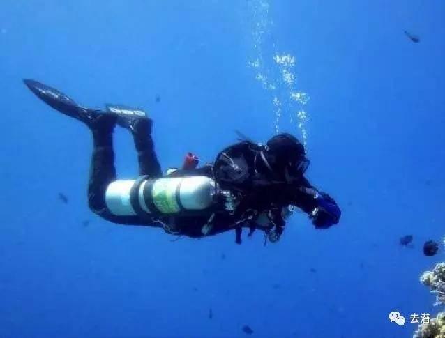 今天中午彭埠某小区同一幢楼7楼和18楼两户人家同时起火,什么情况?